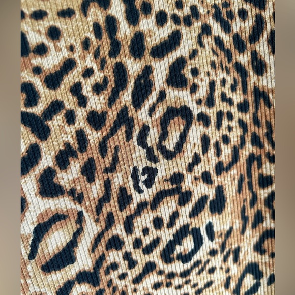 NWT No Boundaries Sleeveless Leopard Animal Print Turtleneck Top Women’s Medium - Picture 6 of 6